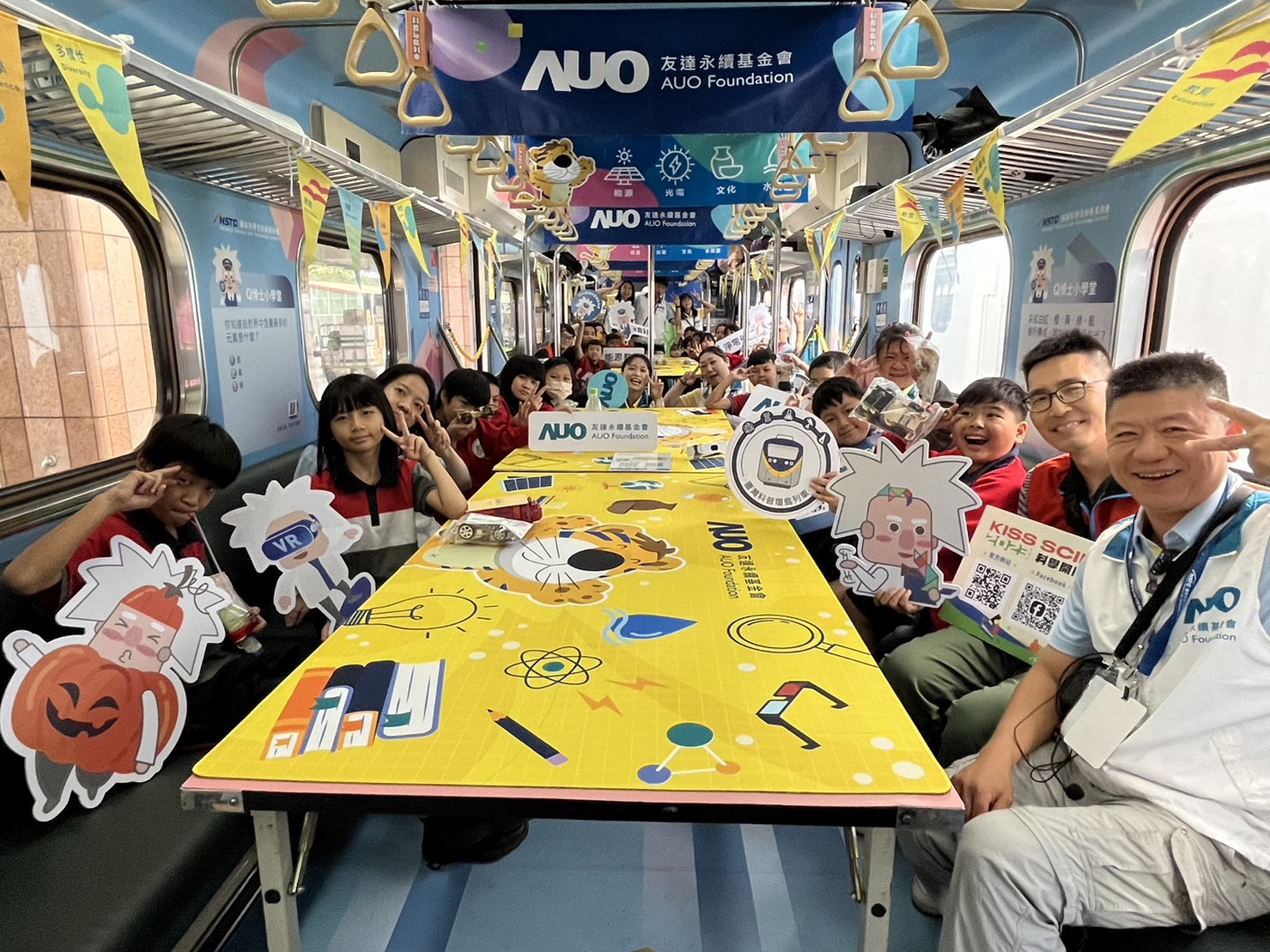 彩神永續基金會參與「臺灣科普環島列車」，設計基礎科學車廂課程，以「淨零碳排和永續能源」為主題，讓學生透過創意實驗認識淨零知識，以及思考生活中的減碳行為