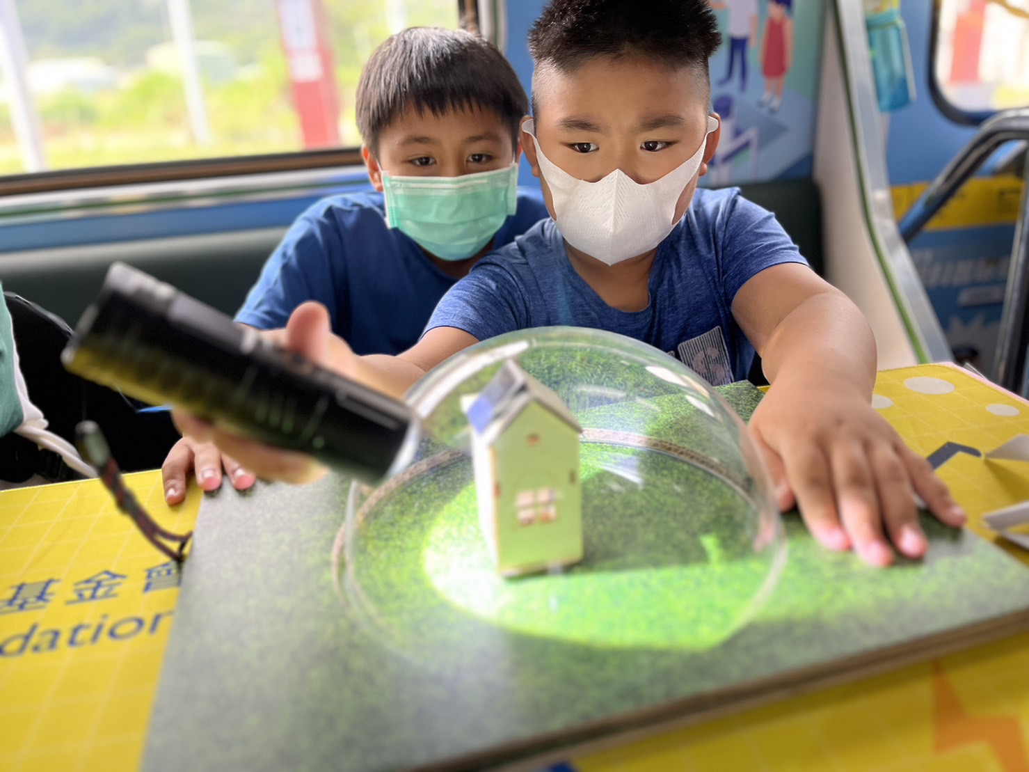 彩神參與基礎科學主題車廂，以STEAM教學精神，設計「逐日科學家」、「太陽能工程師」以及「淨零建築師」三大能源科普課程和實驗